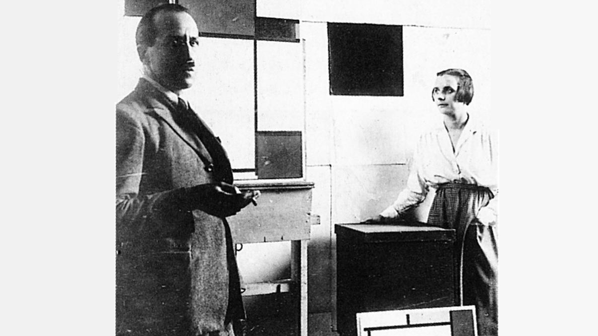 Piet Mondriaan was een Nederlandse kunstschilder. Mondriaan wordt gezien als een pionier van de abstracte kunst.